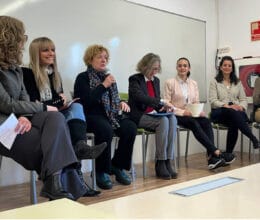 Estudi 33 - Blog - Taula rodona “El nostre futur” a l’escola Les Alzines, a Girona