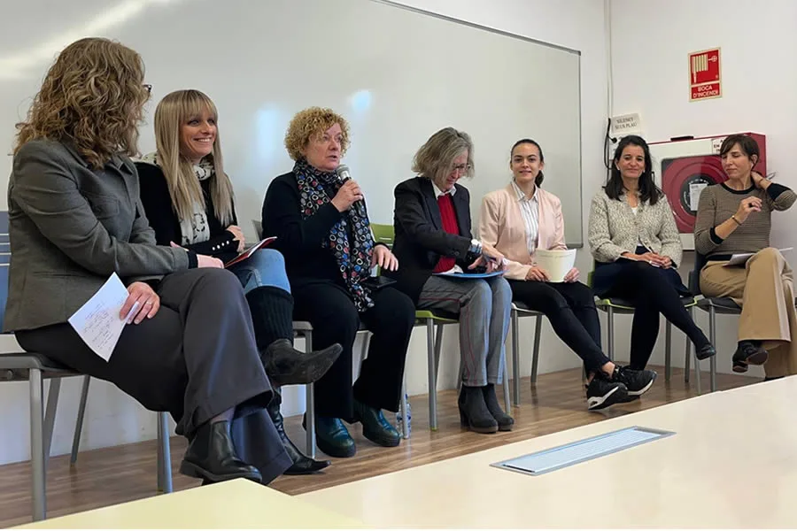 Estudi 33 - Blog - Taula rodona “El nostre futur” a l’escola Les Alzines, a Girona